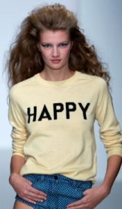 Textbudskap är en populär trend på sommarkläderna