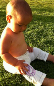 Bebis med ekologiska byxor