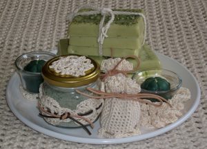 Olika presenter på ett bord för mors dag